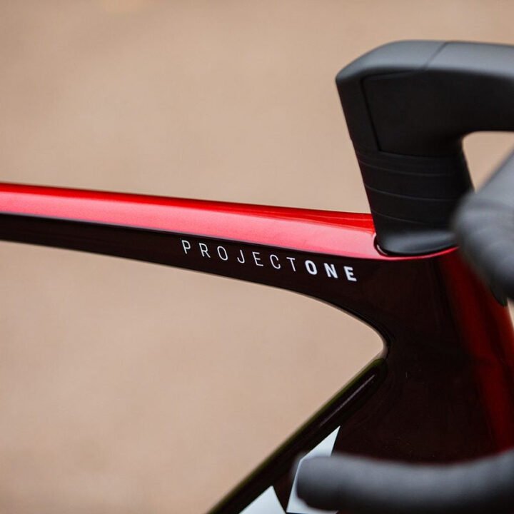 Bianchi Oltre RC 105 Di2 - Italian Carbon Aero Road (CK16 Celeste)